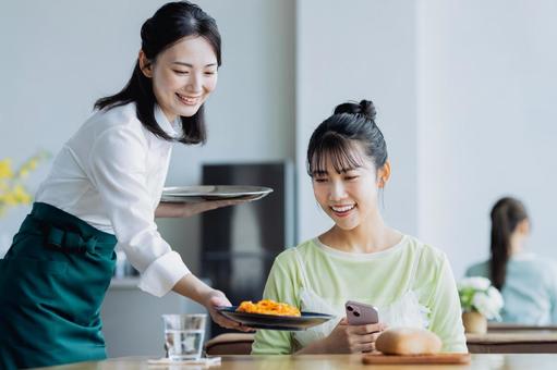 カフェで食事をする若い女性 カフェで食事をする若い女性 カフェ,食事,料理の写真素材