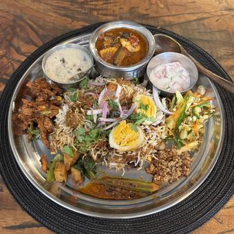 ビリヤニとカレーのミールス ビリヤニとカレーのミールス ビリヤニ,バスマティライス,鶏肉の写真素材
