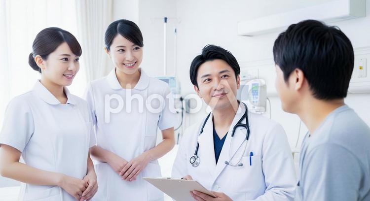 医師と看護師：病室で男性患者を診察 医師,看護師,患者の写真素材