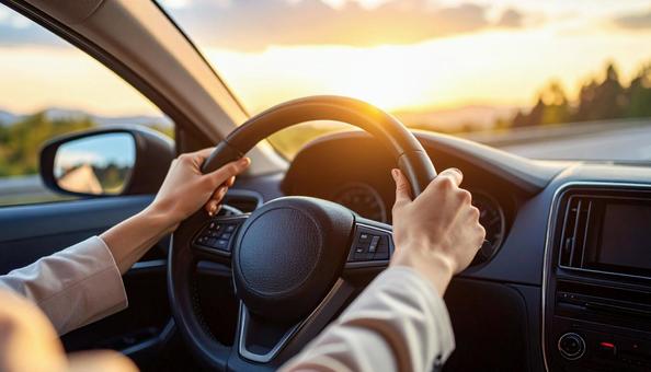 自動車を運転する男性の手 自動車を運転する男性の手の写真