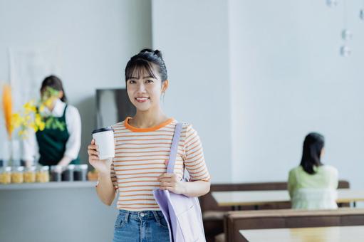 カフェに来店する若い女性 カフェに来店する若い女性 カフェ,テイクアウト,女性の写真素材