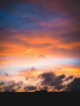 夕焼け雲　縦の写真