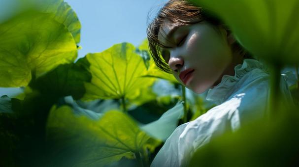希望に満ちた眼差し:夏の日の女性 希望に満ちた眼差し:夏の日の女性の写真