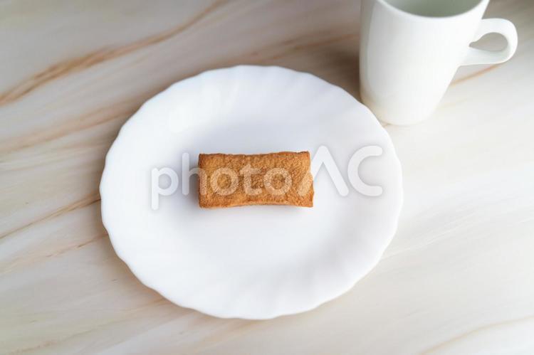 白皿に焼き菓子ひとつ① 焼き菓子,スイーツ,白皿の写真素材