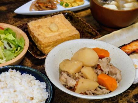 夕ごはん 食卓 夕ごはん 食卓 ご飯,肉じゃが,定食の写真素材