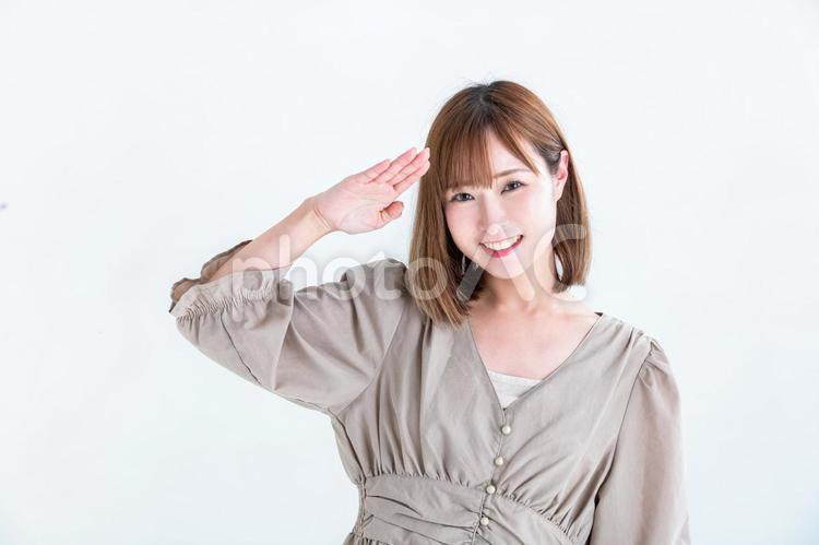 敬礼ポーズをする女性　salute 敬礼,ポーズ,女性の写真素材