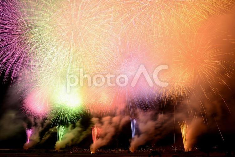 煙に隠れる打ち上げ花火09 打ち上げ花火,花火,長岡花火の写真素材