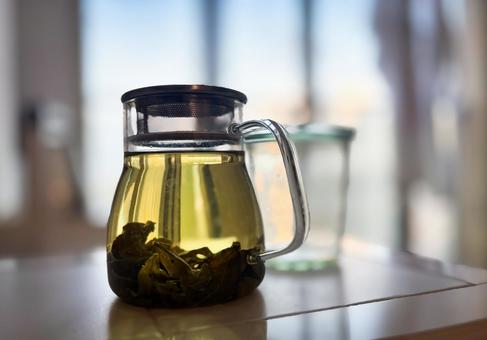 光に包まれるガラスの急須とお茶葉 光に包まれるガラスの急須とお茶葉 お茶,急須,ガラスの写真素材