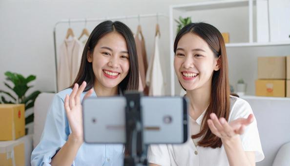 ライブ配信する女性たち ライブ配信する女性たちの写真