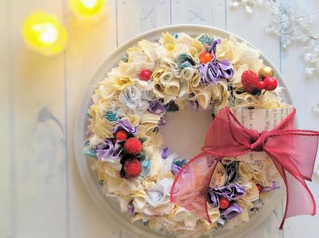 ケーキのような布のリースとキャンドル ケーキのような布のリースとキャンドル クリスマス,ケーキ,ろうそくの写真素材