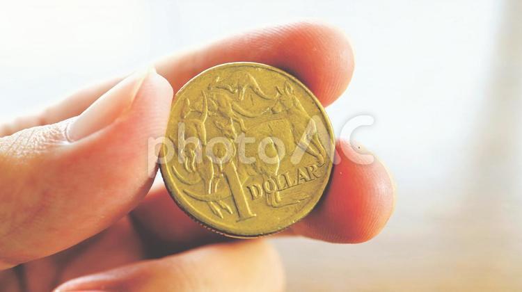 オーストラリアドル硬貨を掴む指 オーストラリアドル,硬貨,指の写真素材