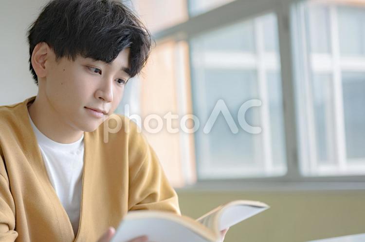 本を読む若い男性 学生,大学生,高校生の写真素材