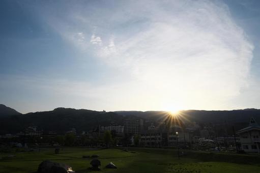 諏訪市湖畔公園から見る日の出 諏訪市湖畔公園から見る日の出 日の出,朝日,朝の写真素材