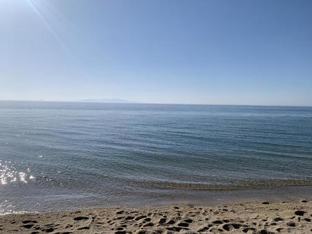 光にきらめく静かな海 光にきらめく静かな海 海,砂浜,水面の写真素材