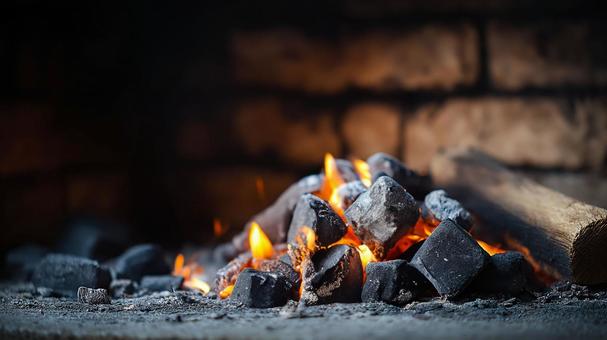 素朴な暖炉で燃える薪、薪ストーブの写真