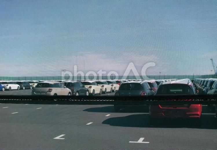 ネットの向こうは、輸出予定の新車置き場 新車,車,新しいの写真素材
