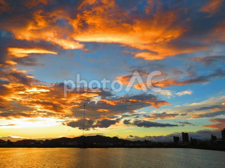 ８月上旬の野田池からの朝焼け 背景,朝焼け,たそがれの写真素材