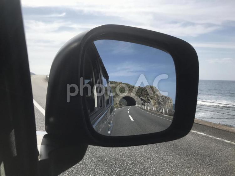 バックミラーに映るトンネル トンネル,車窓,バックミラーの写真素材