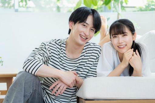 リビングでくつろぐ若いカップル リビングでくつろぐ若いカップル 夫婦,カップル,リビングの写真素材