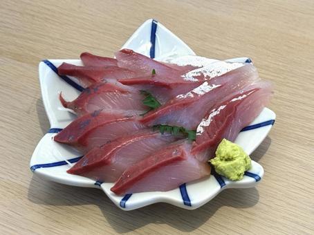 日本の新鮮な刺身を紅葉の和皿に もみじ,和皿,さしみの写真素材