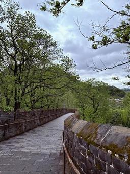山へと続く虎山長城の城壁 虎山長城,丹東,中国の写真素材