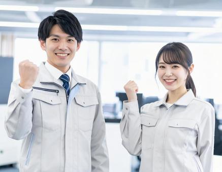 ガッツポーズをする男女 ガッツポーズをする男女の写真