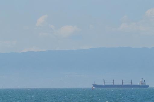 夏の空とタンカーと 夏の空とタンカーとの写真