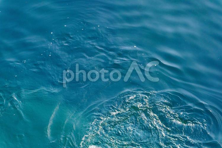 水面に漂う渦と青い波 水,液体,背景の写真素材