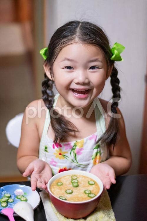 お料理のお手伝いをする子供 お手伝い,料理,子供の写真素材
