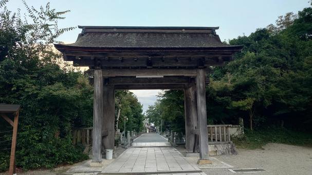 岡山県-中山神社-神門-境内側の写真