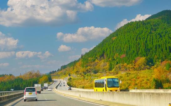 秋のハイウエイ 高速道路,旅行,観光バスの写真素材