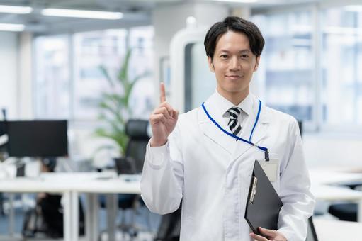 実験をする白衣の若い男性研究者 実験をする白衣の若い男性研究者 研究,実験,サイエンスの写真素材