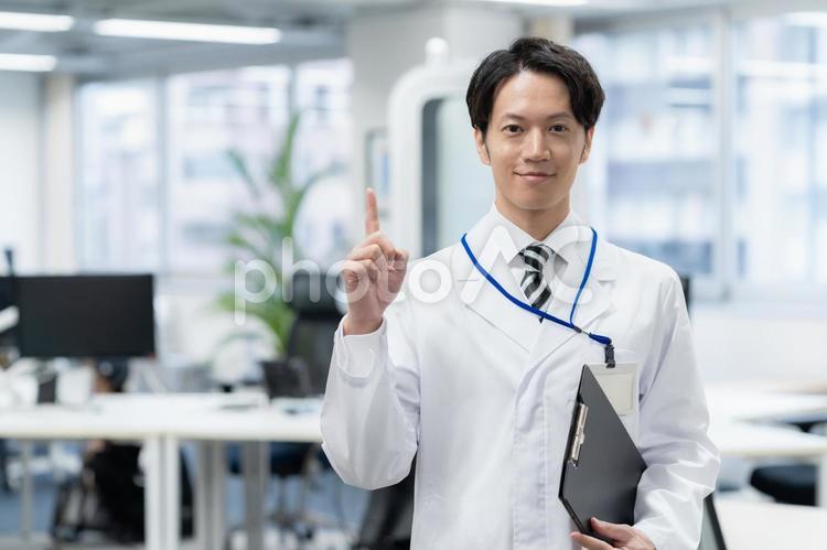 実験をする白衣の若い男性研究者 研究,実験,サイエンスの写真素材