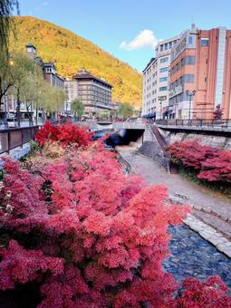 秋の温泉街 紅葉,もみじ,温泉街の写真素材