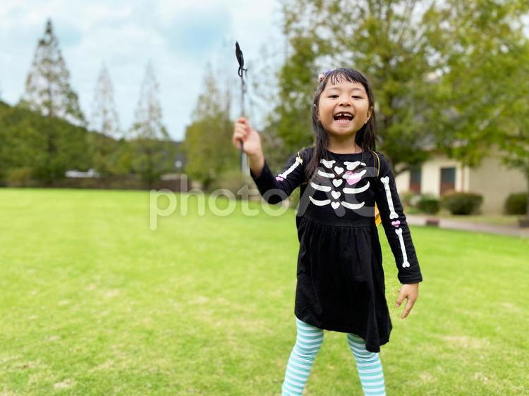 ハロウィーンの仮装を着た子供_04 子供,笑顔,ハロウィーンの写真素材
