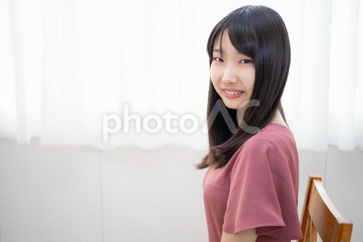 イスに座って横を向く20代の女性 女性,日本人,人物の写真素材