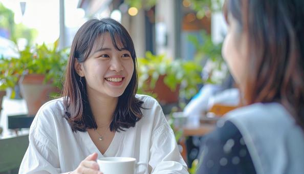 カフェで楽しむ女性 カフェで楽しむ女性の写真
