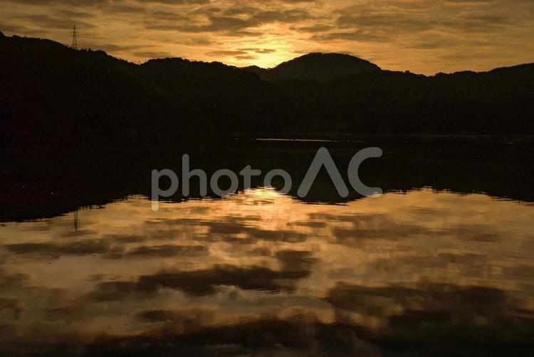 ＜五島の風景＞夜明けの太陽と海 風景,空,海の写真素材