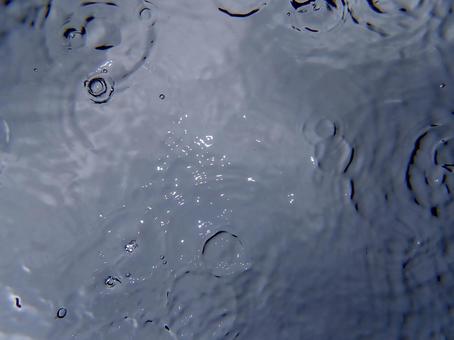 雨の降る海中 雨の降る海中 海,雨,沖縄の写真素材