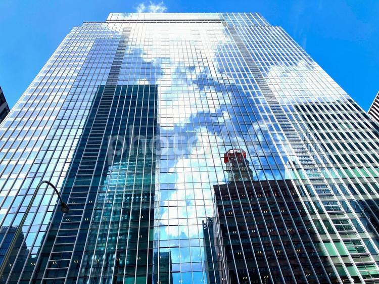 ビルに反射する青青と風景 東京,ビル街,晴天の写真素材