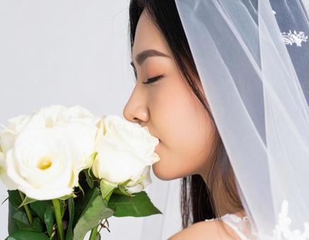 ウエディングドレスを着た女性 白い花11の写真