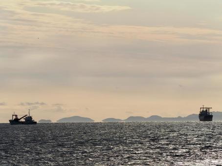 夕暮れと海と船 夕暮れと海と船の写真