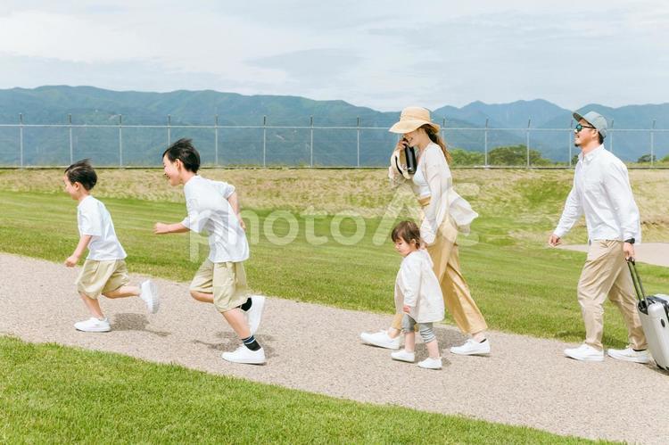 青空が見える公園を歩く家族・ファミリー 家族,ファミリー,子供の写真素材