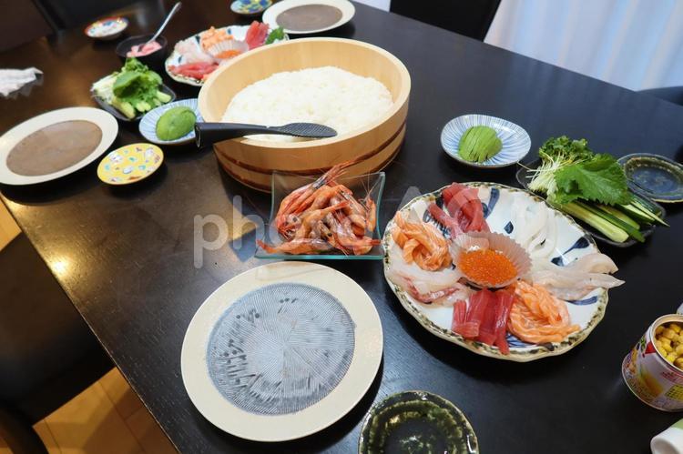 手巻き寿司の食卓 酢飯,桶,刺身の写真素材