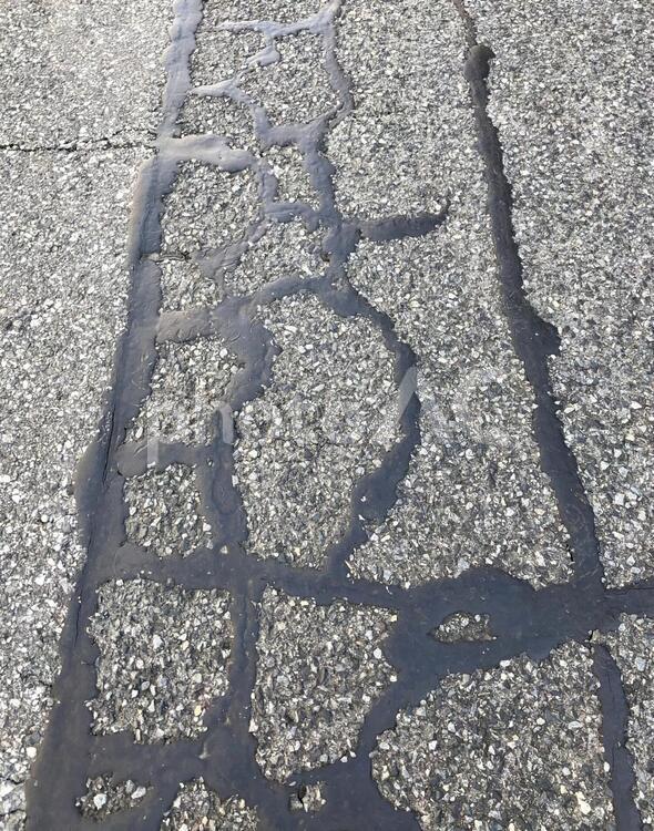 アスファルト舗装　ひび割れ補修　 アスファルト,舗装,道路の写真素材