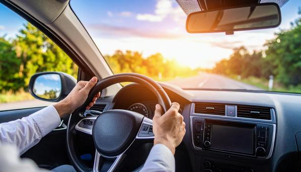 車を運転するドライバーの手 車を運転するドライバーの手の写真