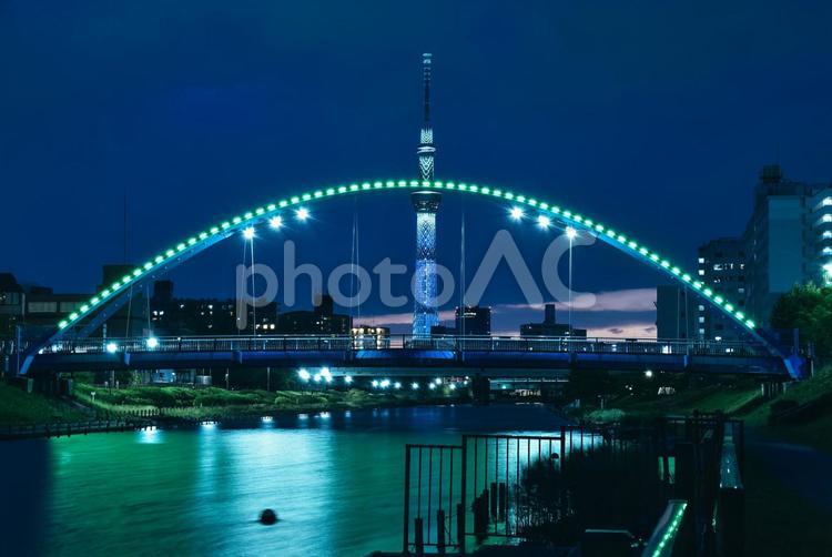 東京スカイツリーの夜景（弓と矢） 東京スカイツリー,やすらぎ橋,橋の写真素材