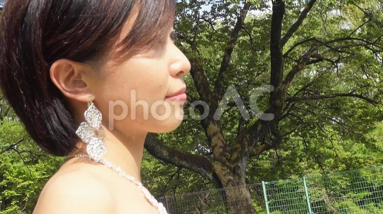 ウエディングドレスを着た女性 130 20代,ウエディング,コサージュの写真素材