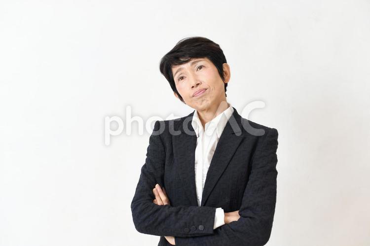 スーツ姿の悩む中高年のアジア人女性 女性,スーツ,ビジネスウーマンの写真素材