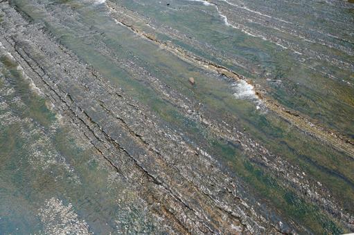 平な岩場を流れる清流 平な岩場を流れる清流の写真